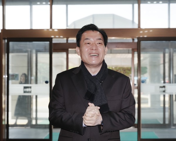 ▲ 이재준 수원특례시장이 오전 9시 40분께 시청 본관으로 출근하고 있다.