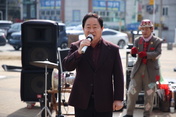 ▲ 주광덕 남양주시장이 이웃 사랑 나눔 윷놀이대회에서 인사말을 하고 있다.