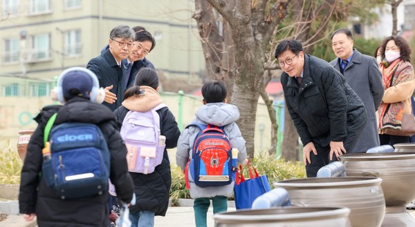 ▲ 인천도화초 학생들 격려하는 도성훈 인천광역시교육감.