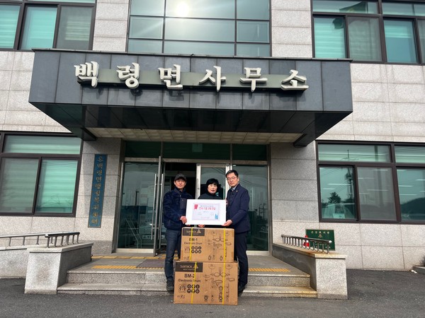▲ 백령면 주민자치회 드럼 전달 모습.