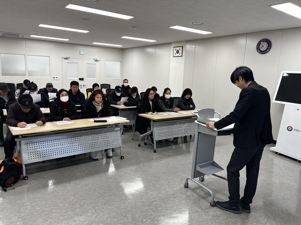 ▲ 구리시 깨끗한 쓰레기 처리 감시원 대상 직무교육 실시 모습.