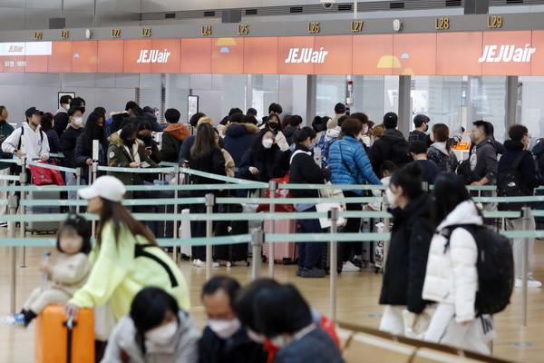 ▲ 삼일절 공휴일을 앞둔 지난달 28일 인천국제공항 저가 항공 탑승 수속 창구가 이용객들로 붐비고 있다. /뉴시스