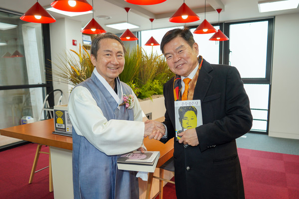 ▲ 현진건 기념 도서관 및 경로당 개관식 참석한 현진건 외손자 박동건 고려대 심리학과 교수와 기념촬영하는 이필형 동대문구청장(사진 오른쪽).