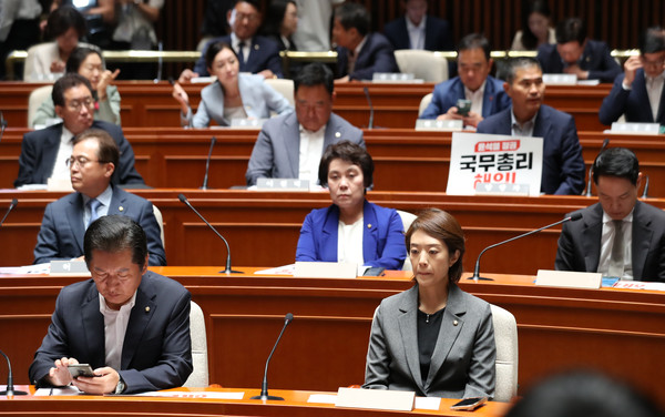 ▲ 정청래, 고민정 더불어민주당 최고위원 등 의원들이 굳은 표정을 짓고 있다. /뉴시스