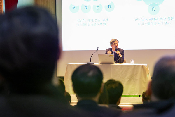 ▲ 비전가치의날 토크콘서트 진행하는 한국마사회 정기환 회장.