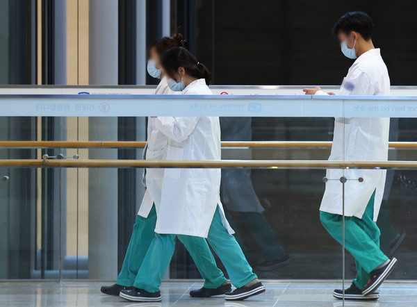▲ 오후 서울 시내 한 대학병원에서 근무중인 의사들의 모습. /뉴시스