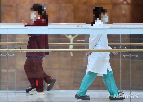 ▲ 지난 8일 오후 서울 시내 한 대학병원에서 간호사(왼쪽)들이 이동하고 있다. 전공의의 집단 행동이 길어지자 정부는 간호사의 심폐소생술과 약물 투여 등 진료행위 범위를 확대하는 지침을 발표해 이날부터 시행하기로 했다. /뉴시스