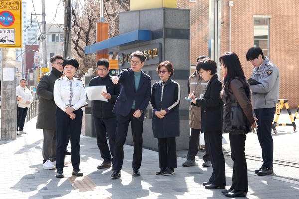 ▲ 성동구가 초등학교 통학로 안전점검을 실시하고 있다.