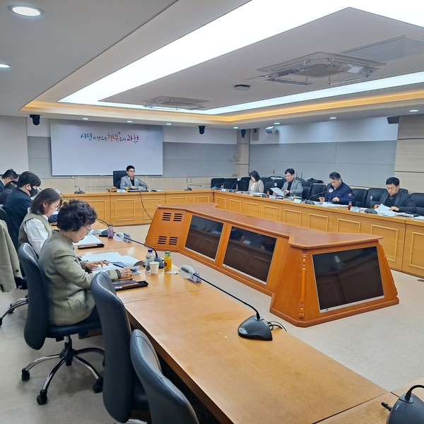 ▲ 과천시 소비자정책심의위원회 개최 모습.