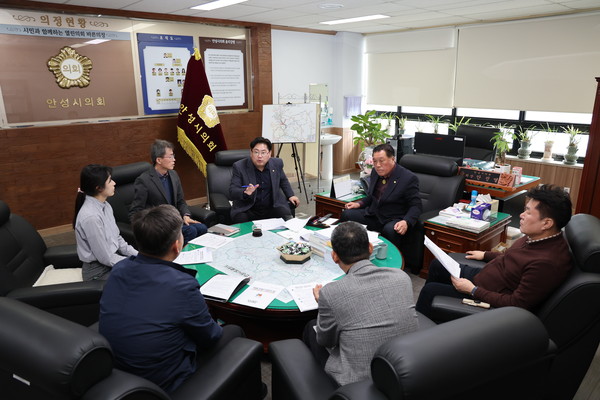 ▲ 안성시의회, 축종별 악취등급 조정을 위한 축산정책과 간담회 개최 모습.