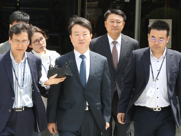 ▲ 강신명, 이철성 전 경찰청장이 서울 서초구 서울중앙지법에서 직권남용 및 공직선거법 위반 등 혐의로 영장실질심사를 받고 나오고 있다. /뉴시스
