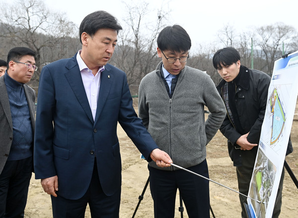 ▲ 남한산성 상번천리 체육시설 조성 사업 현장에 방문한 방세환 광주시장.