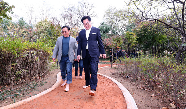 ▲ 동작구가 도심 속 일상에서 구민의 몸과 마음을 치유(힐링) 할 수 있도록 ‘맨발의 동작’ 프로젝트를 본격 가동한다고 13일 밝혔다.