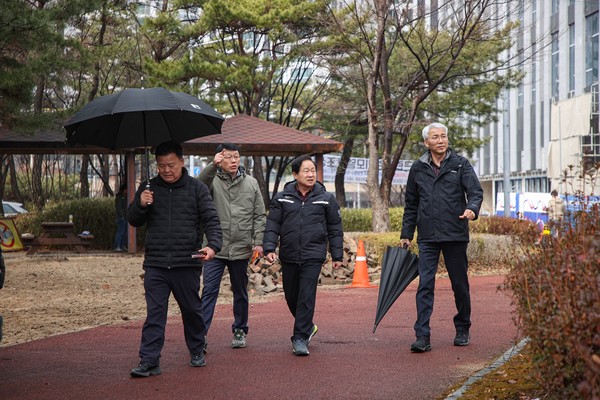 ▲ 주광덕 남양주시장이 남양주FC 홈구장 현장 점검을 실시하고 있다.