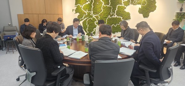 ▲ 정명근 화성시장이 여성가족청소년재단 관계자들과 간담회를 진행하고 있다.