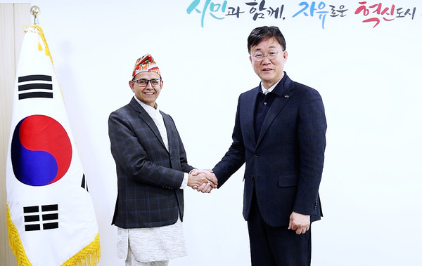 ▲ 이민근 안산시장(오른쪽)과 푸시퍼 라저 버터라이 공사참사관(왼쪽).