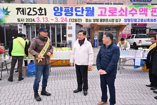 ▲ 양평물맑은시장 고로쇠 판매 현장 찾은 전진선 양평군수.