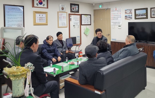 ▲ 지난 2월 5일 중구보훈회관서 관내 보훈단체 관계자들과 설명절 인사를 나누는 김정헌 인천중구청장 모습.