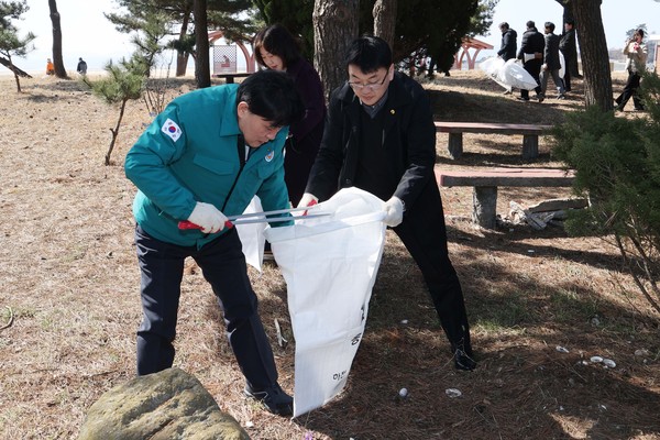 ▲ 문경복 옹진군수가 쓰레기를 수거하고 있다.