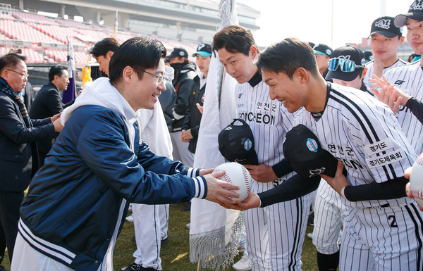 ▲ 14일 오전 수원특례시 수원KT위즈파크에서 열린 2024년 독립야구단 경기도리그 개막식에서 오병권 행정1부지사가 개막기념으로 작성한 응원메시지 사인볼을 선수단 대표에게 전달하고 있다.