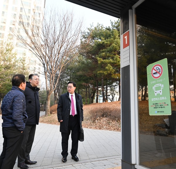▲ 출근길 버스 기다리는 시민들과 대화하는 강수현 양주시장(오른쪽) 모습.