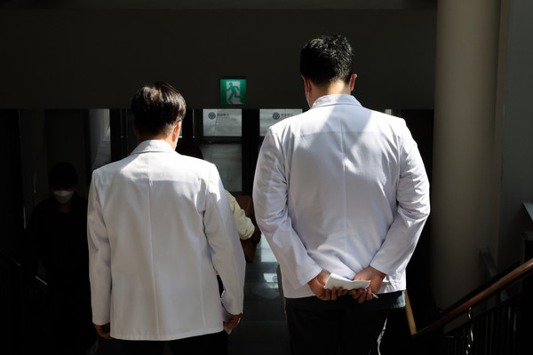 ▲ 서울 시내 대학병원에서 의료진이 이동하고 있다. /뉴시스