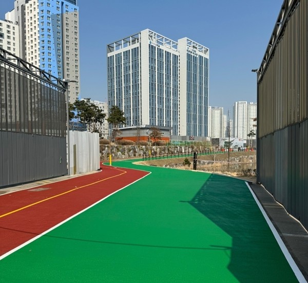 기사뷰HOME지역인천인천경제청, 청라호수공원 시티타워 사업구간 일부 단절 산책로 18일 개방 김광수 기자 승인 2024.03.18 13:09 조회수 2 댓글 0 맞춤보기 기사수정 삭제인천경제청, 선제적 원상회복 조치···산책로 전 구간 산책 가능해져▲ 시티타워 사업구간 일부 단절 산책로 개방 모습.▲ 시티타워 사업구간 일부 단절 산책로 개방 모습.