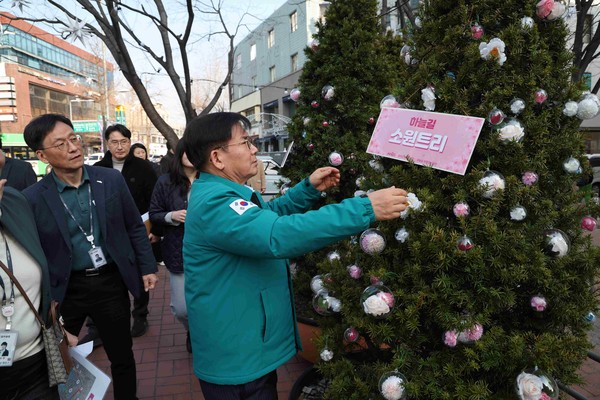 ▲ 박강수 마포구청장이 하늘길 소원트리 조성 현장을 점검하고 있다.