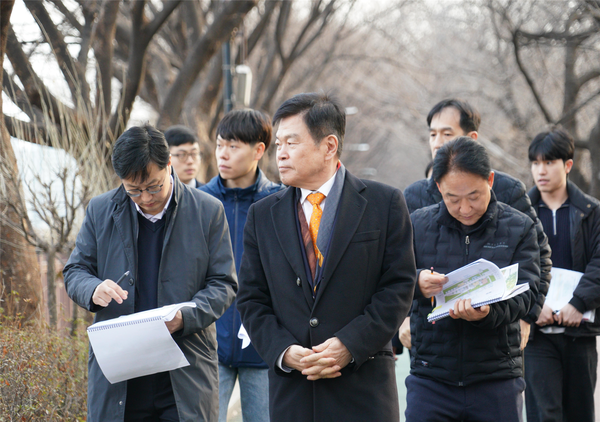 ▲ 현장확인 중인 이필형 구청장과 직원들.