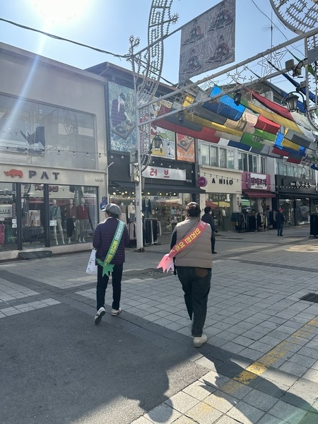 ▲ 여주시 불법촬영 시민감시단 예방캠페인 실시 모습.