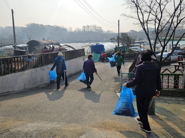 ▲ 남양주시 진건읍 용정1리 환경정화 활동 실시 모습.