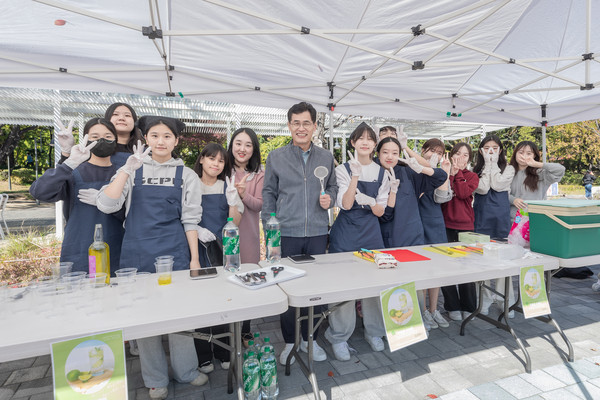 ▲ 제7회 목5동 파리공원 문화축제 현장 찾은 이기재 양천구청장.