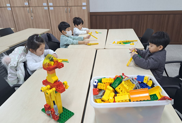 ▲ 용인특례시 기흥구 동백2동 주민자치센터의 창의과학 강좌에 어린이들이 참여하고 있다.