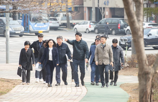 ▲ 강범석 인천서구청장이 석남이음숲 지하주차장 현장점검을 실시하고 있다.