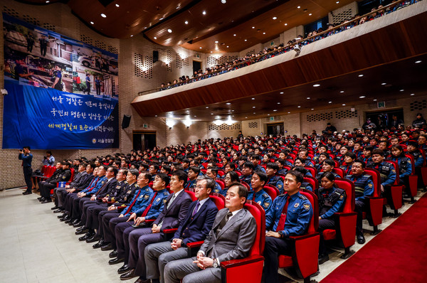 ▲ 윤희근 경찰청장과 조지호 서울경찰청장을 비롯한 경찰관들이 20일 서울 종로구 서울경찰청에서 열린 서울경찰청 기동순찰대 및 형사기동대 합동발대식에 참석해 있다. /뉴시스