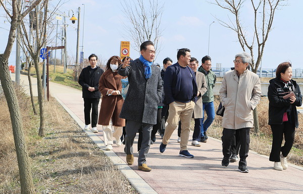 ▲ 정장선 평택시장이 노을생태공원 둘레길에 대한 현장 활동을 진행했다.