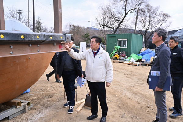 ▲ 전진선 양평군수 세미원 배다리 임시 개통 공사 현장 방문 모습.