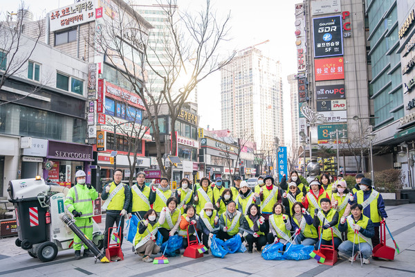 ▲ 봄맞이 대청소 참여자 단체사진 (1열 오른쪽에서 다섯 번째, 이수희 구청장).