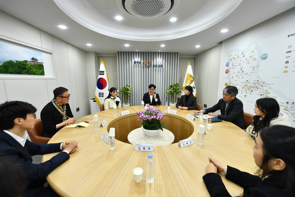 ▲ 김병수 김포시장과 지역 빙상체육인들이 정담을 나누고 있다.