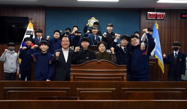 ▲ 체험 프로그램 참여한 인천남중학교 의회 학생들.