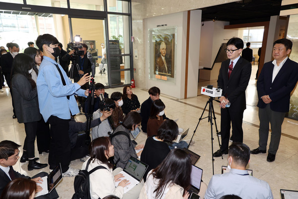 ▲ 한동훈 국민의힘 비상대책위원장이 24일 서울 서대문구 신촌 세브란스병원에서 열린 전국의대교수협의회 회장단 간담회를 마친 후 취재진의 질문에 답하고 있다. /뉴시스