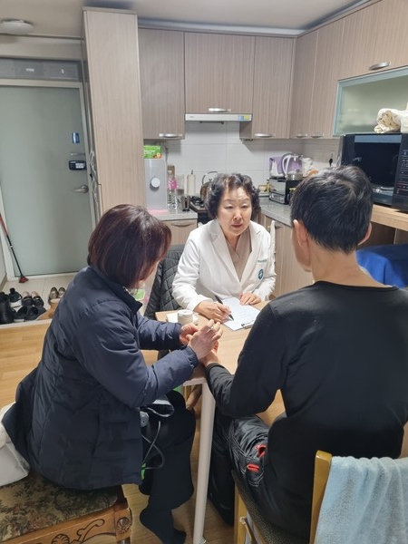 ▲ 하남시 찾아가는 홈닥터 운영 모습.하남시가 가정을 방문해 개인별 맞춤 건강상담 및 진료·교육을 진행하는 ‘찾아가는 홈닥터’ 프로그램을 운영해 시민들로부터 호평받고 있다.27일 하남시에 따르면 하남시보건소는 방문건강관리사업 명단에 포함된 4200여 명을 대상으로 지난달부터 ‘찾아가는 홈닥터’ 프로그램을 진행하고 있다.찾아가는 홈닥터 프로그램은 의료취약계층이 스스로 건강을 관리할 수 있는 능력을 높이기 위해서 하남시보건소에서 직접 방문건강관리사업 대상자의 가정을 방문해 아픈 곳을 진료하고 건강 관련 상담·교육을 진행하는 프로그램이다.이번 프로그램은 특히 거동이 불편해 의료기관을 방문하기 어려운 어르신이나 금연·절주 등 건강한 생활 습관 형성이 필요한 대상자를 방문해 진료와 상담을 진행한다는 측면에서 신체·심리적 안정에 도움을 주고 있다는 평가다. 또한 장애인가구를 대상으로 가족 교육을 진행해 수발자의 관리 능력을 향상시킬 수 있다는 장점도 있다.이현재 시장은 “의료취약계층의 질병을 예방·관리하고 건강한 생활 습관을 형성하는 데 도움을 드리고자 이번 프로그램을 연중 운영하고 있다”라며 “우리시는 앞으로도 ‘찾아가는 홈닥터’ 프로그램을 지속해서 운영·발전시켜 시민들의 삶의 질 향상에 기여할 수 있도록 노력하겠다”라고 강조했다. Tag저작권자 © 산경일보 무단전재 및 재배포 금지최형규 기자최형규 기자다른기사 보기 관련기사댓글 0로그인産經日報내용권리침해, 욕설 및 특정 대상을 비하하는 내용을 게시할 경우 이용약관 및 관련법률에 의해 제해될 수 있습니다. 공공기기에서는 사용 후 로그아웃 해주세요.0 / 400 등록