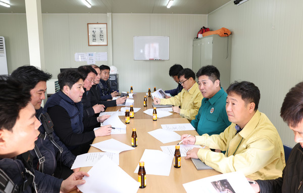 ▲ 학교 밀집지역 건설현장에 방문한 김정헌 인천중구청장.