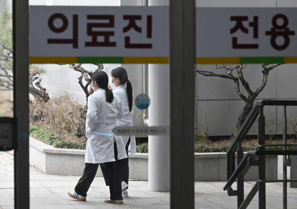 ▲ 지난 26일 광주 동구 전남대병원 에서 의료진이 이동하고 있는 모습.