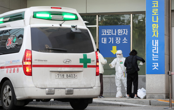 ▲ 서울 은평구 서울시립서북병원에서 의료진들이 환자를 안내하고 있다. 해당 기사와 사진은 관련 없음. /뉴시스