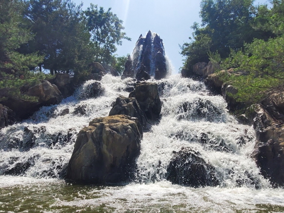 ▲ 파주 운정 가재울공원 화산폭포 모습.