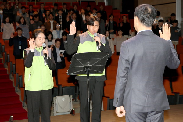 ▲ 지난 27일 오후 장안구민회관에서 열린 ‘수원도시공사 나눠드림 봉사단 발족식’에서 봉사단이 실천 다짐을 하고 있다.