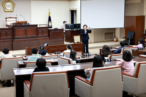 ▲ 부평구의회, 부평동초등학교 학생 부평구의회 단체견학 모습.