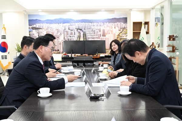 ▲ 강수현 양주시장이 지난 3월 7일 시장실에서 경기도교육청 임태희 교육감과 제2경기학교예술창작소 구축사업 협약을 체결했다.