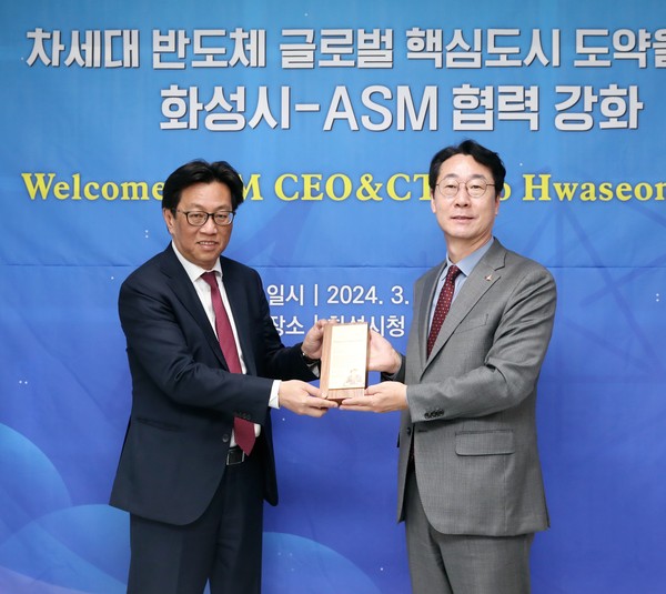 ASM 감사패 전달(왼쪽 벤자민 로)